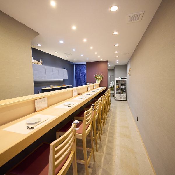 ≪店内雰囲気≫和の風情が漂う心落ち着く空間で、当店自慢の一品をお愉しみいただくことができます。当店で味わえるのは、伝統的な日本料理。旬の食材を使った料理は、目にも舌にも美味しさが広がり五感でお愉しみ頂けます。