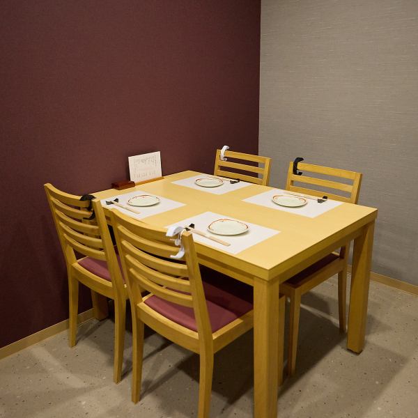 ≪店内席情報≫お一人様でのご来店はもちろん、大切な方とのお食事にも最適なカウンターを全8席ご用意しております。ゆったり落ち着けるテーブル席は、4名掛けと2名掛けを2卓ご用意。グループ様でご利用いただくことも可能です。