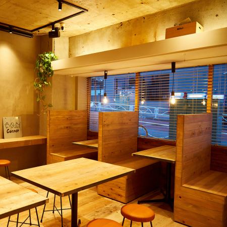 2名様掛けブース席(横並び)　お仕事におすすめのおちついたブース席です。Wi-fi、コンセント完備！横のロールカーテンを下ろせばプライベートな空間に！