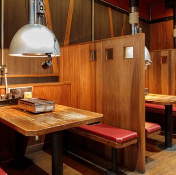 店内は温かみある雰囲気で、寛ぎながらお食事を楽しめます◎アクセスも便利な立地なので、仕事帰りの利用や友人との集まりに最適!深夜までの営業で、時間を気にせず落ち着いて過ごせるのが魅力☆また、丁寧なサービスと柔軟な対応によって、お客様一人一人に合わせた快適な時間を演出します。ご利用ください。