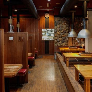 深夜まで元気に営業中!仕事終わりの方が来店しやすいです★清潔感のある店内は、女性のお客様も気兼ねなく入りやすい雰囲気です。全席喫煙可能ですので、お煙草を吸いながらゆったりと会話とお酒をお楽しみいただけます。20名様からの貸切相談も承っております。打ち上げや季節のご宴会にもぜひご利用ください!