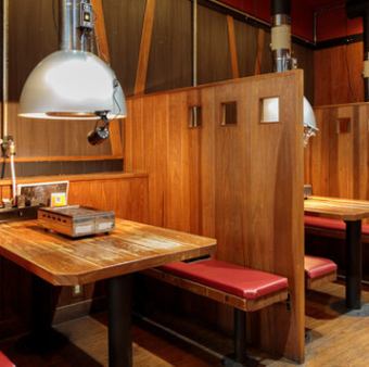 4名掛けテーブルを3席ご用意しております。ご家族様でのご利用などお楽しみいただけます。