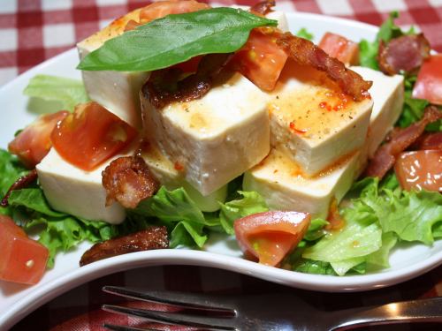 義大利冷豆腐和脆培根沙拉