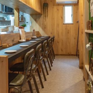 It's a homey restaurant that you can drop in to on your way home from work or an outing. It's perfect for solo diners, dates, parties, anniversaries, business meetings, and more, and you can have fun with friends.