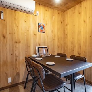 A cozy space surrounded by warm yellow walls.The private rooms provide a private space so you can relax with peace of mind.