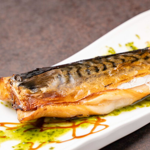 Smoked mackerel grilled with salt