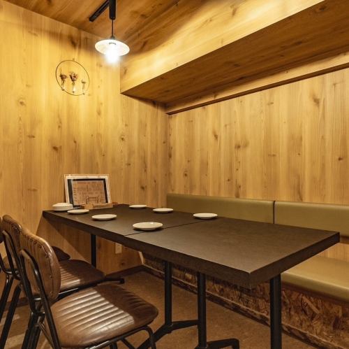 Our restaurant can accommodate small groups as well as large groups. Perfect for a variety of occasions, such as dining with friends, girls' nights, and drinking parties.