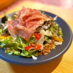 生ハムとチーズのイタリアンサラダ