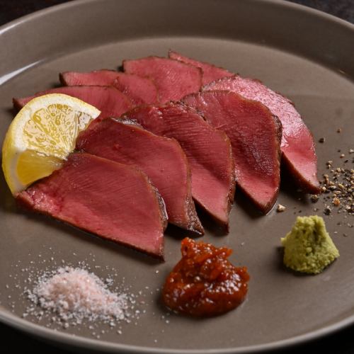 Grilled beef tongue with rock salt