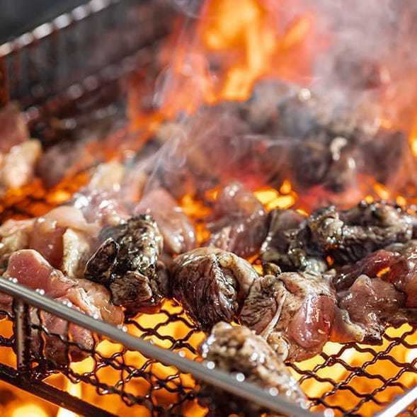 炭火焼きの地鶏が味わえる個室居酒屋！