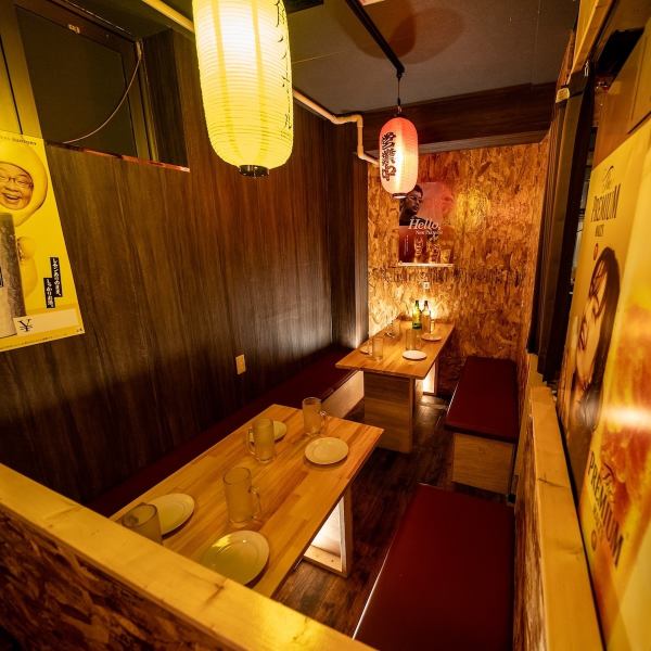 【個室多数完備！喫煙可能】近隣の居酒屋とは少し違うシックな味わい漂う店内♪居酒屋だけどとは思えないオトナな空間でちょっと背伸びデート♪間接照明や優しく灯る個室席は、都会の喧騒を忘れさせててくれます。