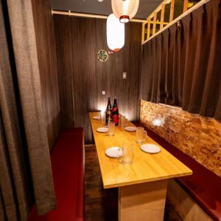 カップルやご夫婦でのご利用にもオススメの2名様用個室も有り。ゆったりとしたお食事使いや大切な記念日にもご利用下さい。少人数の女子会や中規模の宴会にも最適◎