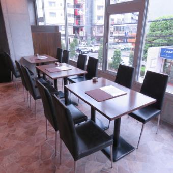 備有1張2人桌和4張最多4人桌，適合從小型團體到大型團體的各種場合使用。
