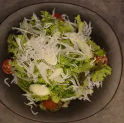 釜揚げしらすと山葵菜サラダ