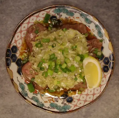 Grilled liver with plenty of green onions