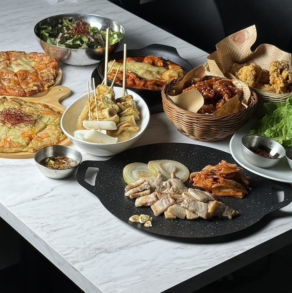 You can enjoy Korean cuisine cooked on a large iron plate, Chamisul, and Makgeolli in a lively restaurant.