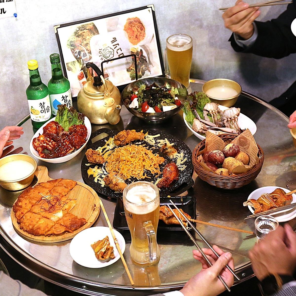 大きな鉄板を使った韓国料理、チャミスル,マッコリを活気ある店内で楽しめます♪
