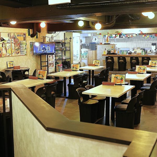 【大規模宴会も可◎貸切最大60名様まで承ります！】当店では、4人掛けのテーブル席を12席ご用意しており、ゆったりとした空間でお食事を楽しめます。ユニークなドラム缶の丸テーブルもあり、オシャレな雰囲気♪宴会にもピッタリなお店で、お得な120分飲み放題付きコースもご用意◎ぜひ、楽しいひとときをお過ごしください！