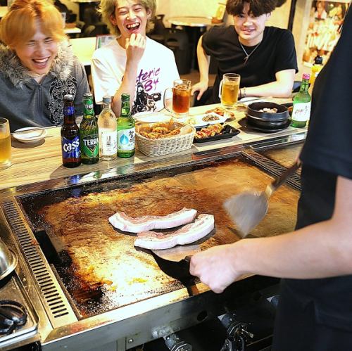 大きな鉄板で焼きます！
