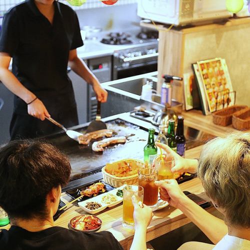 オープンキッチンスタイルのお席で料理を堪能できます！