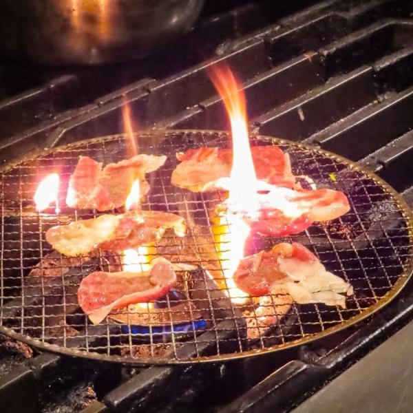純和風な古民家空間。中央通りのとうかさんから一本裏通り、古くから残る酒蔵をイメージさせるような外観。お酒が飲みたい、美味しい料理が食べたい、楽しいアフター５を。全てお答えさせてください。五五五は常にお客様のためのお店づくりに励んでいます。