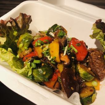 Stir-fried beef and colorful vegetables