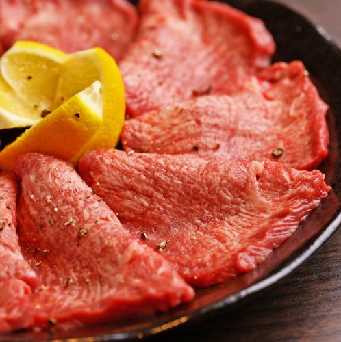 【厚切り仙台牛タン・黒毛和牛食べ放題!】料理人が目利きした厳選肉を使用。梅田エリア随一の映え肉☆