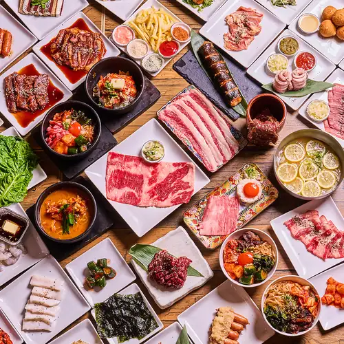 「次は何を食べる?」と相談するところから楽しい138品以上の焼肉食べ放題で盛り上がる