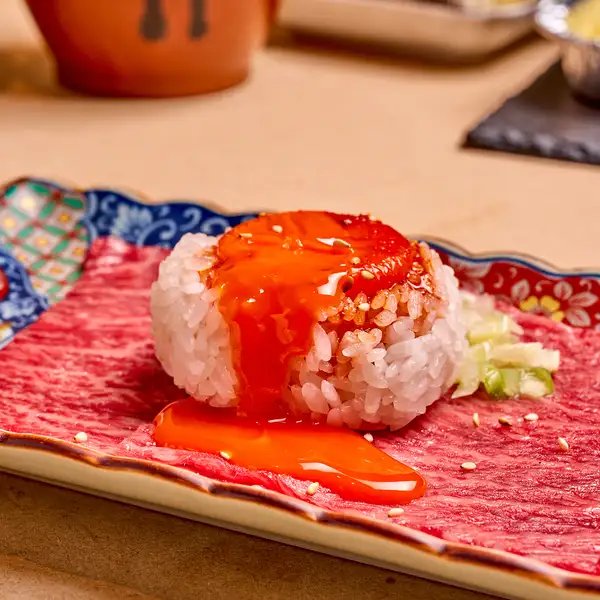 「炙り和牛肉巻き寿司」香ばしく炙った和牛を包んだ、口いっぱいに旨みが広がる自慢の肉巻き寿司