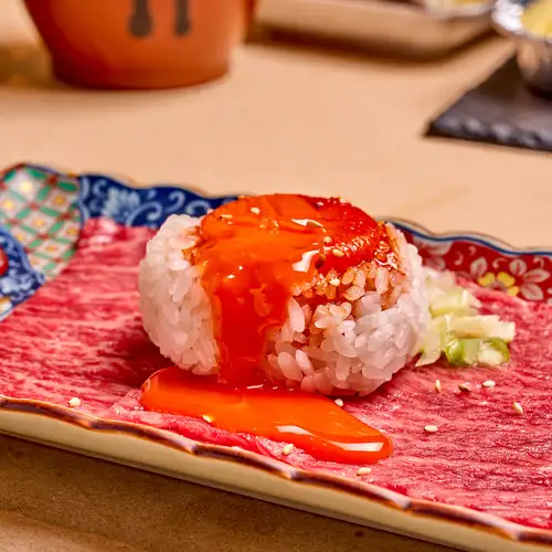 「炙り和牛肉巻き寿司」香ばしく炙った和牛を包んだ、口いっぱいに旨みが広がる自慢の肉巻き寿司