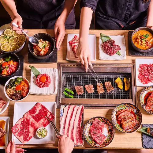 還有烤肉、配菜和甜點。從 138 多種菜餚中選擇您最喜歡的,與朋友和家人一起享用無限量烤肉大餐。