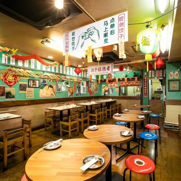 [Corona measures are being implemented] The inside of the store is putting a lot of effort into the concept of Chinese food stalls! There are many places where the letters on the walls inside the store are also written in Chinese, so it is a content that you can enjoy! Ask what is written