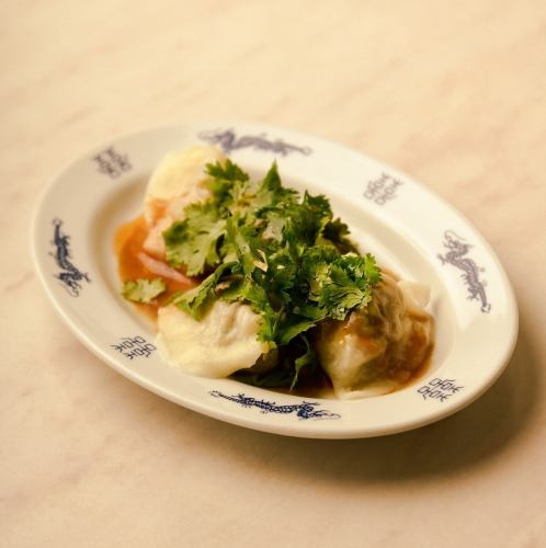 【女性人気!!ハイボールのアテにも◎】こだわりのパクチー水餃子