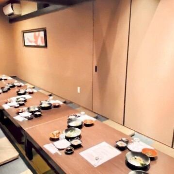 会社の歓送迎会や打ち上げ、同窓会など大人数での集まりに最適！最大44名まで利用できる完全個室の掘りごたつ席は、周りを気にせずゆったりくつろげるプライベート空間です。足を伸ばしてリラックスできる広々とした空間で、会話もお酒も進むこと間違いなし♪落ち着いた雰囲気の中で、思い出に残る時間をお過ごしください。