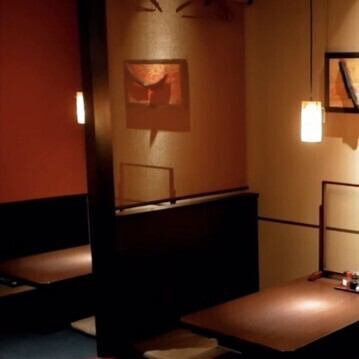 店内は落ち着いた雰囲気に包まれ、全席掘りごたつ式で足を伸ばしてゆったりと過ごせる空間が魅力です。温かみのある照明と和のテイストが心を和ませ、会話も自然とはずみます。ゆったりした時間にもぴったり。静かに過ごしたい方におすすめのお店です。