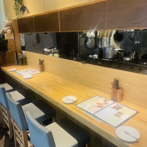 Smoking counter seats (electronic cigarettes only) *All seats are non-smoking during lunchtime