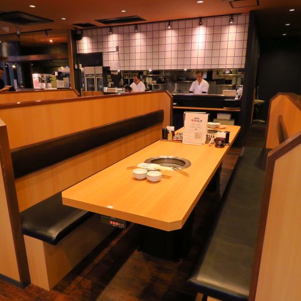 店内にはゆったりとお寛ぎいただけるテーブル席を完備しております。会社宴会や歓送迎会などの大人数でのお集まりはもちろん、ご家族やご友人との食事、会食や接待にも最適◎幅広いシーンでご利用いただける使い勝手の良さが自慢です。心地よい空間で、美味しい焼肉を囲みながら、素敵な時間をお過ごしください。