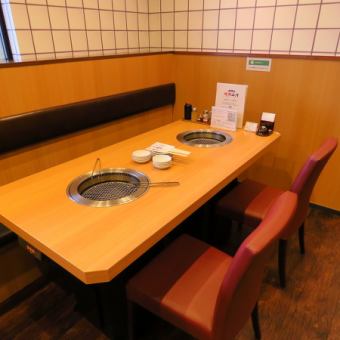 広々としたテーブル席は、大小合わせて18卓74席ございます。ご家族やご友人との食事、会社の宴会など、様々なシーンでご利用いただけます。ゆったりとくつろぎながら、美味しい焼肉をお楽しみください。