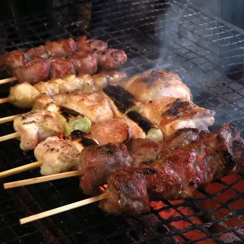 鮮度抜群の鶏肉使用!炭で香ばしく焼き上げる極上焼き鳥