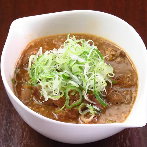 こってり濃厚な仕上がりとクセになる辛さが堪らない名物もつ煮。お酒もグイグイ進む、リピート必至の一品!