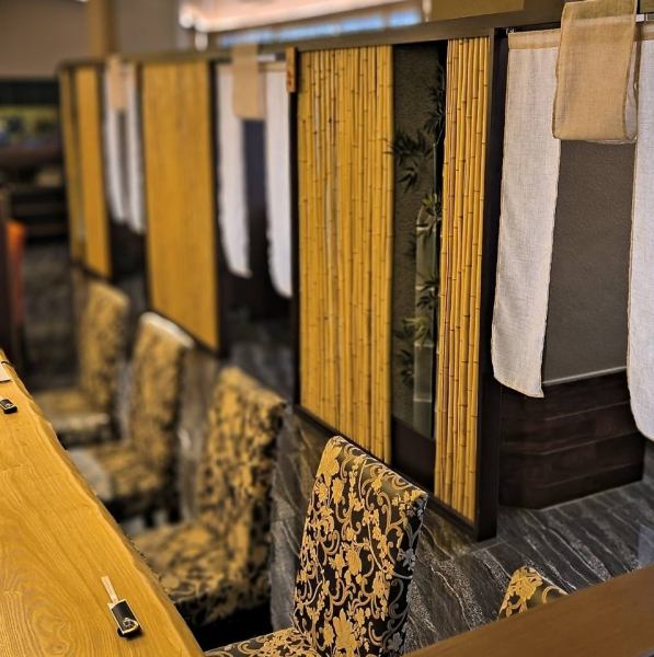 In this sophisticated and luxurious space, elegantly arranged bamboo displays enhance the beauty of Japanese culture.The comfortable lighting softly illuminates the interior of the store, creating a special atmosphere that evokes a sense of calm and relaxation. The store is also decorated with an aquarium tank filled with beautiful tropical fish, allowing you to spend special moments gazing at them.