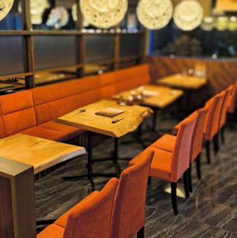 【テーブル4名様】和モダンでおしゃれな空間が当店の魅力◆随所にこだわりがつまった店内になっておりますのでお食事と共にお楽しみください◎用途に応じたお席を多数ご用意◆2名様～の少人数利用も大歓迎です♪２名様から６名様までの広々としたソファー席！