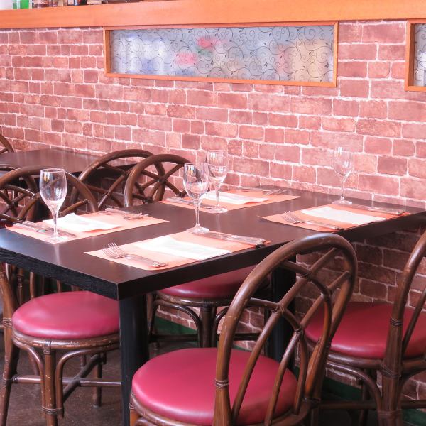 広々とした店内はテーブルや椅子のセッティングも自由自在！用途に合わせてお好みの店内レイアウトに変更が可能です。会社の歓送迎会や懇親会をはじめ、様々なシーン、人数や宴会の内容に応じたスタイルをご提案させていただきます。