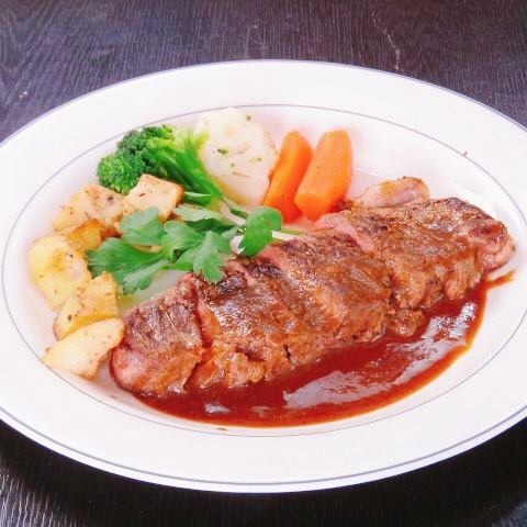 自慢の一品　牛ロースステーキ