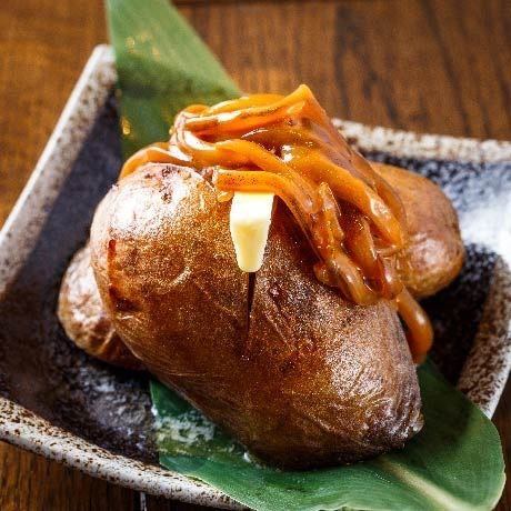 The second most popular menu after gyoza, "Shiokara Potato Butter"
