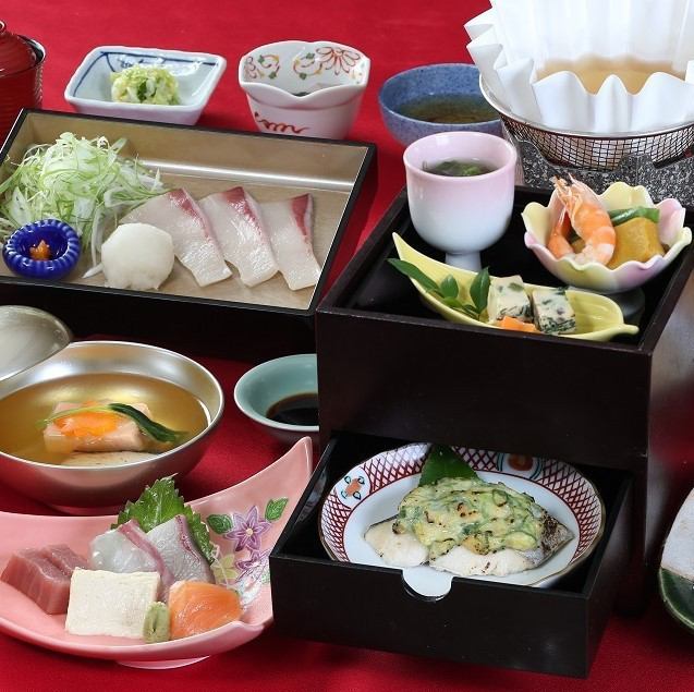 We have delicious fish dishes such as sashimi, sushi, and fish shabu-shabu!