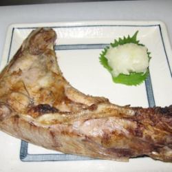 Grilled tuna with salt