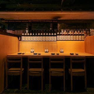 【カウンター席】各種宴会、貸切はもちろんですが、デートシーンにもおすすめです♪非日常な高揚感を感じさせる落ち着きある内観です。【旬の炉端焼きと産直鮮魚を47都道府県の銘柄日本酒で 完全個室 黒潮 品川本店】