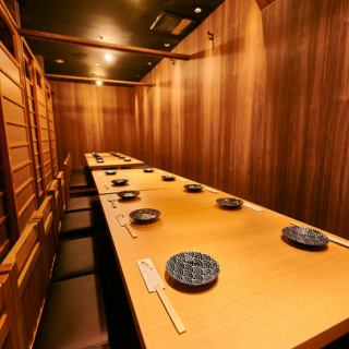 【完全個室】10名様~20名様までご利用可!温かみのある広めのお席。美味しいお料理と美味しいお酒を楽しみながら素敵なお時間をお過ごしください。【旬の炉端焼きと産直鮮魚を47都道府県の銘柄日本酒で 完全個室 黒潮 品川本店】