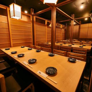 【完全個室席】20名様~40名様までご利用可!温かみのある広めのお席。美味しいお料理と美味しいお酒を楽しみながら素敵なお時間をお過ごしください。【旬の炉端焼きと産直鮮魚を47都道府県の銘柄日本酒で 完全個室 黒潮 品川本店】